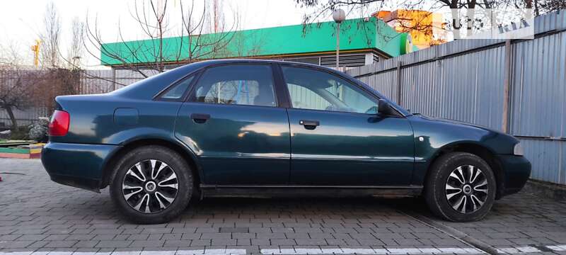 Седан Audi A4 1995 в Ужгороді