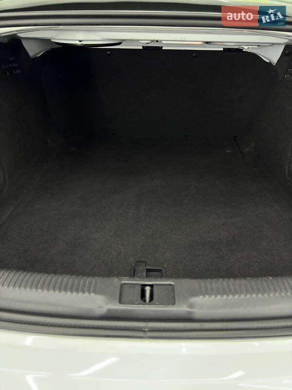 Седан Audi A4 2014 в Ивано-Франковске