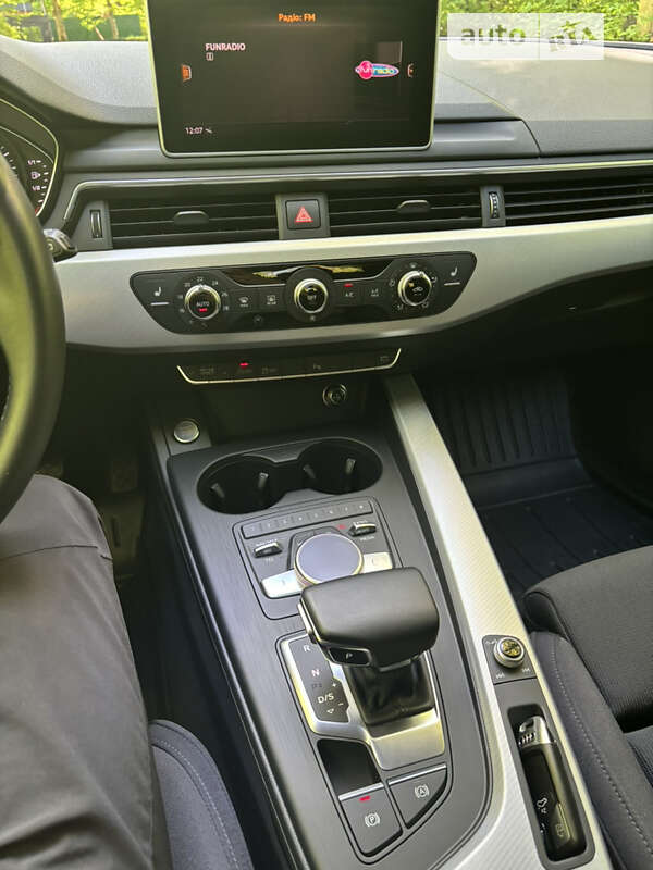 Универсал Audi A4 2019 в Ужгороде
