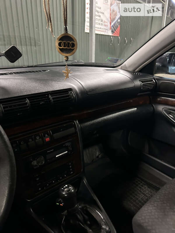 Седан Audi A4 1997 в Володимирі