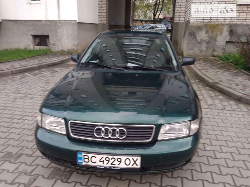 Седан Audi A4 1996 в Новояворовске