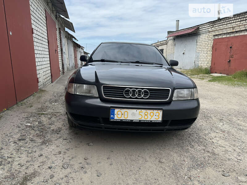 Седан Audi A4 1995 в Кременчуці