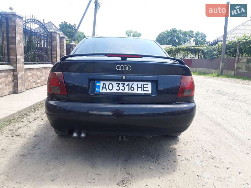 Седан Audi A4 1995 в Виноградові