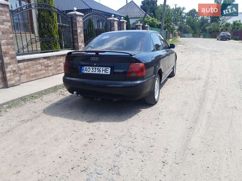 Седан Audi A4 1995 в Виноградові