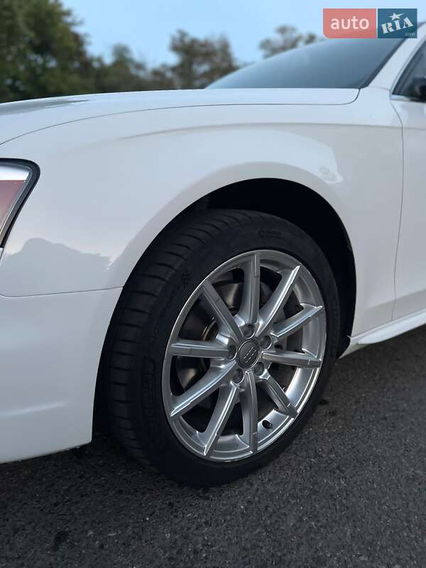 Седан Audi A4 2014 в Одесі