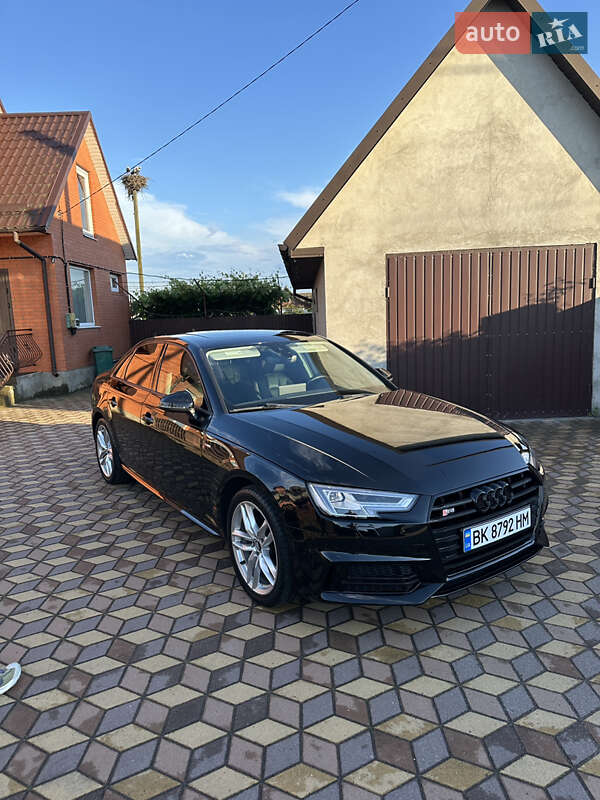 Седан Audi A4 2016 в 