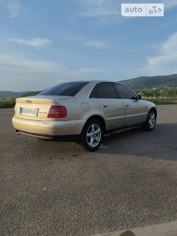 Седан Audi A4 2000 в Виноградові