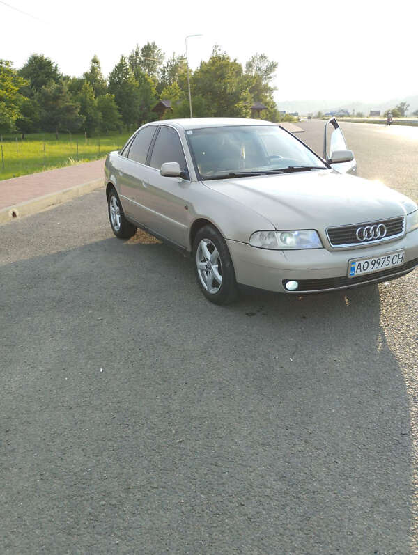 Седан Audi A4 2000 в Виноградові