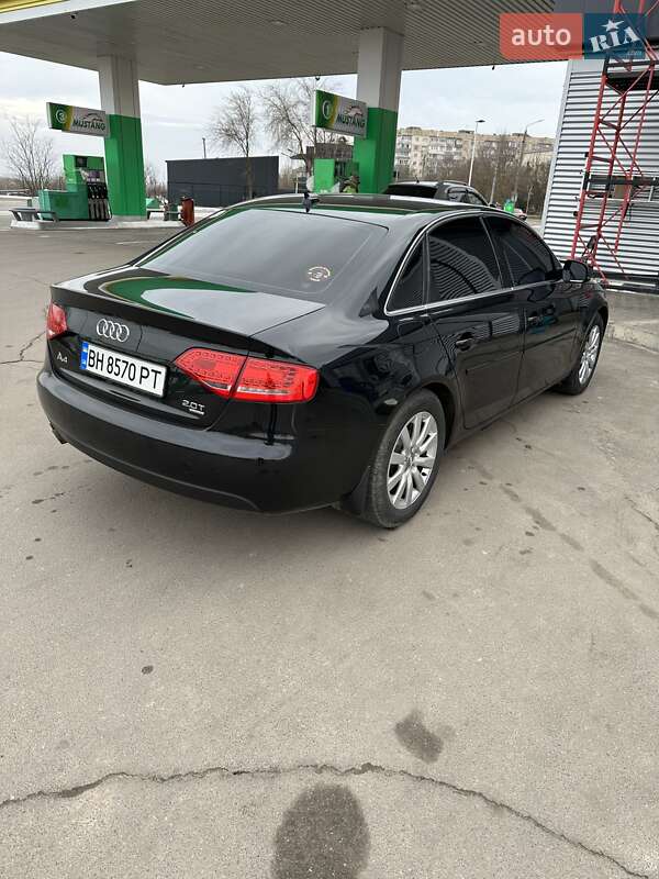 Седан Audi A4 2011 в Южном