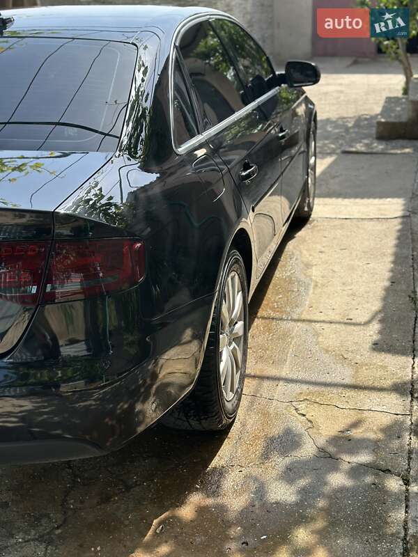 Седан Audi A4 2011 в Южном