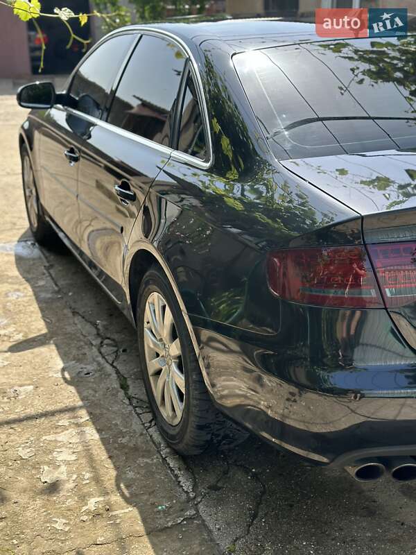 Седан Audi A4 2011 в Южном
