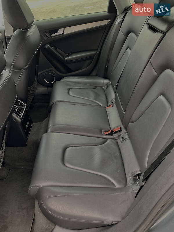 Седан Audi A4 2012 в Львове