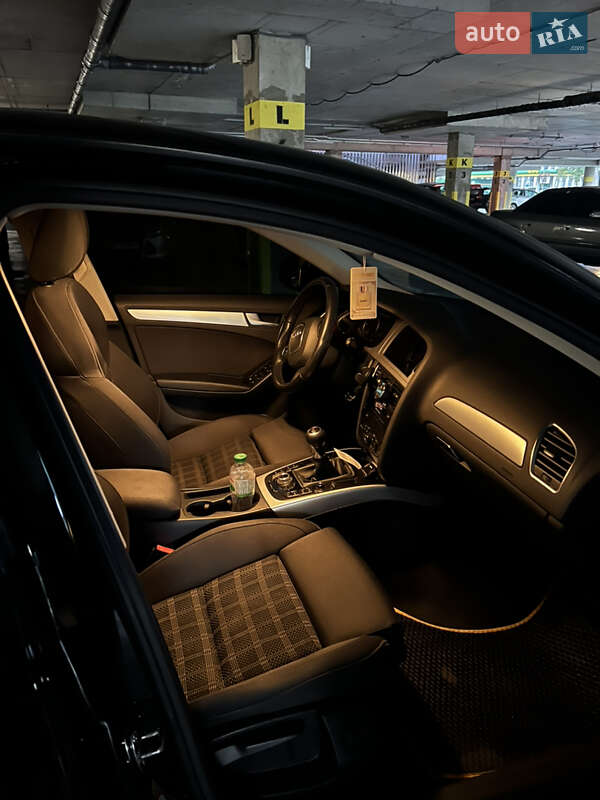 Седан Audi A4 2011 в Львові