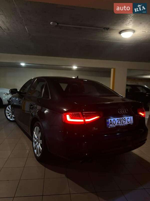 Седан Audi A4 2012 в Ужгороді
