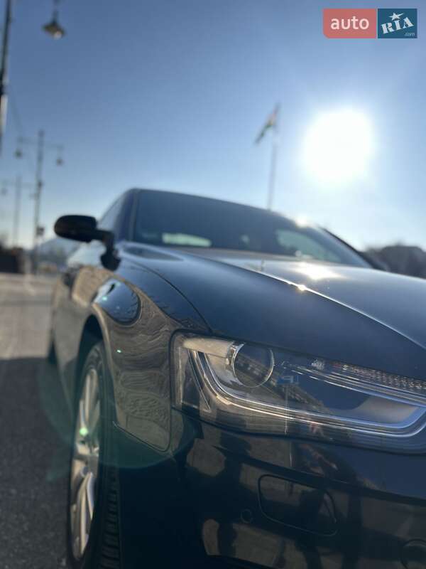 Седан Audi A4 2012 в Ужгороді