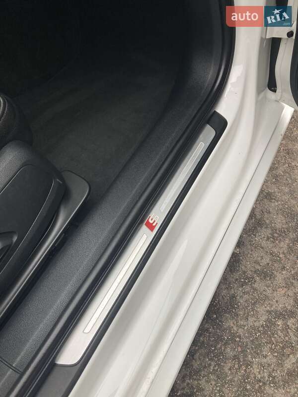 Седан Audi A4 2016 в Львові