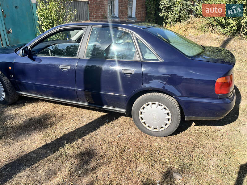 Седан Audi A4 1996 в Каменском