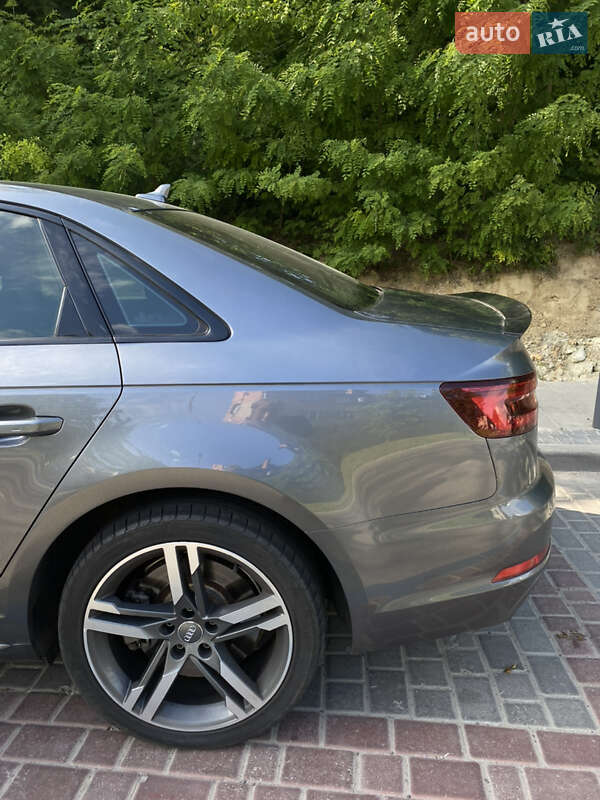 Седан Audi A4 2018 в Львове