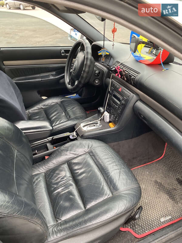 Седан Audi A4 2000 в Олевске