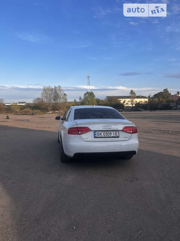 Седан Audi A4 2012 в Ровно