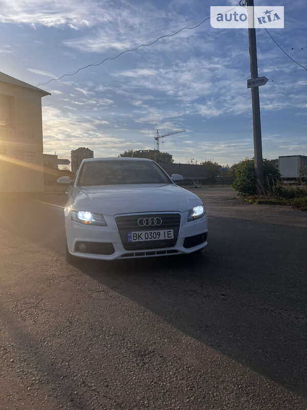 Седан Audi A4 2012 в Ровно