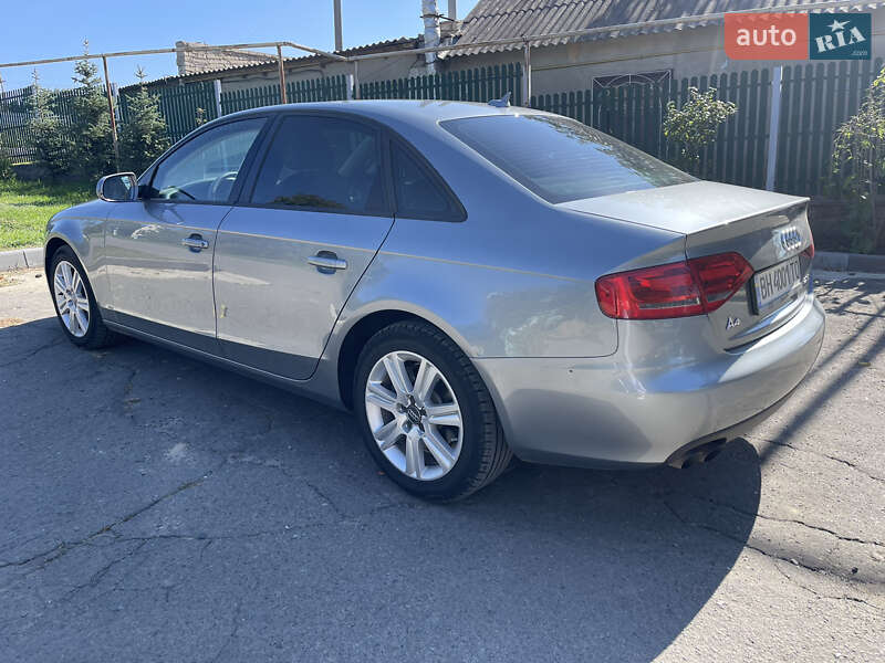Седан Audi A4 2011 в Великій Михайлівці