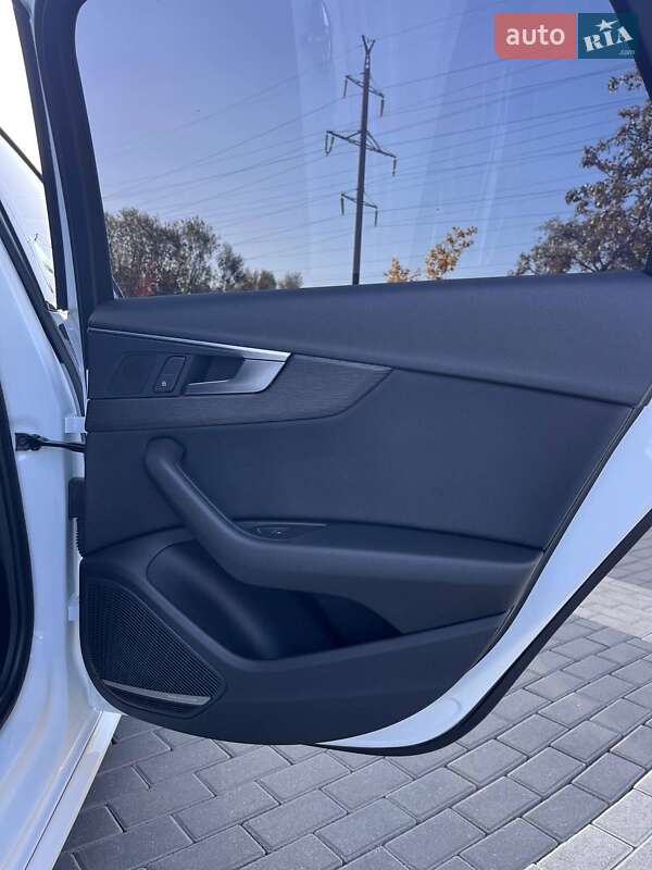 Седан Audi A4 2017 в Львове