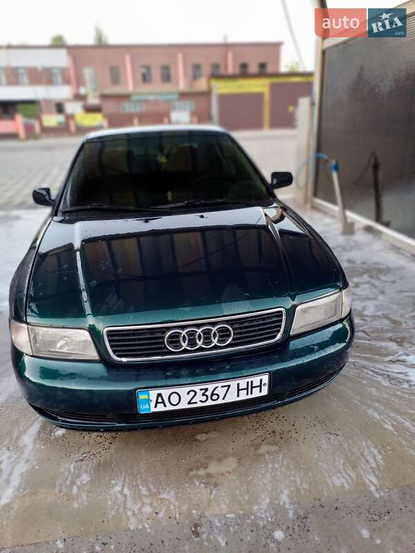 Седан Audi A4 1996 в Сваляве