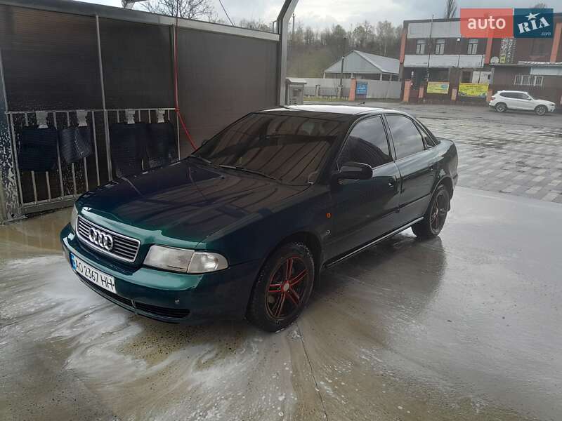 Седан Audi A4 1996 в Сваляве