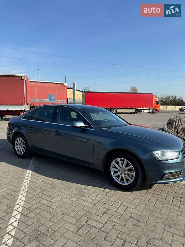 Седан Audi A4 2015 в Мукачево