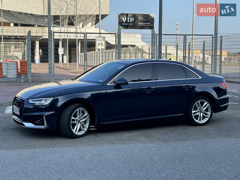 Седан Audi A4 2016 в Львові