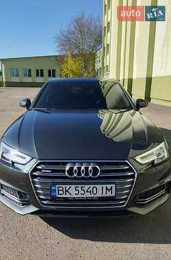 Седан Audi A4 2018 в Ровно