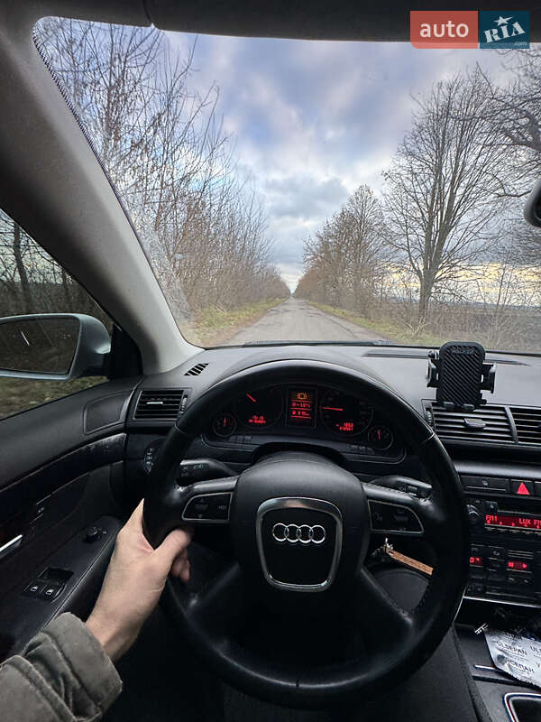 Седан Audi A4 2004 в Млинове