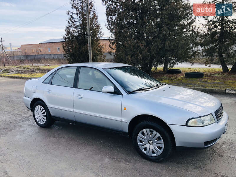 Седан Audi A4 1998 в 