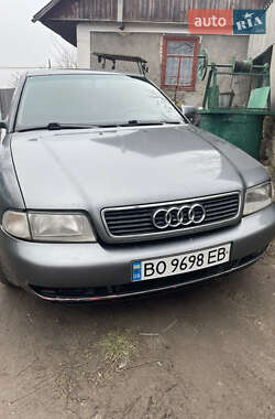 Седан Audi A4 1995 в Волочиске