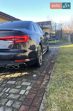 Седан Audi A4 2015 в Львові