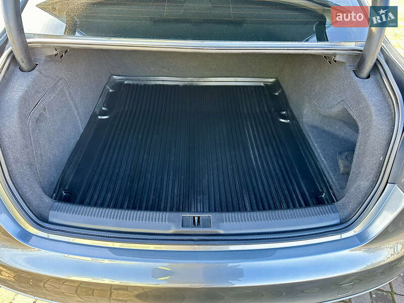 Седан Audi A4 2013 в Львове