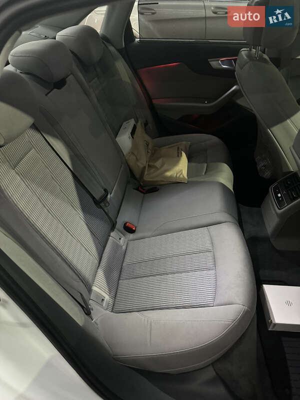 Седан Audi A4 2016 в Ужгороді