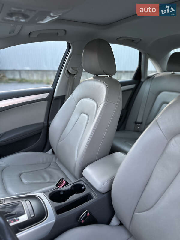 Седан Audi A4 2011 в Сваляве