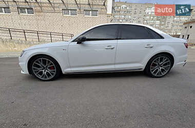 Седан Audi A4 2018 в 