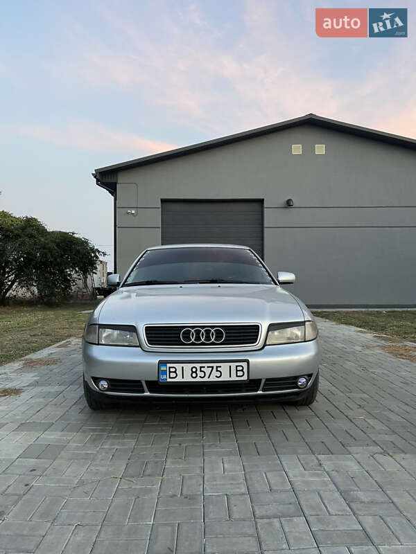 Седан Audi A4 1997 в Хороле