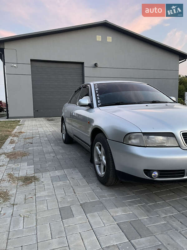 Седан Audi A4 1997 в Хороле