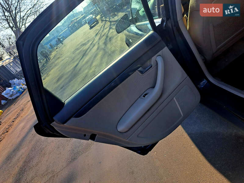 Седан Audi A4 2004 в Лохвице