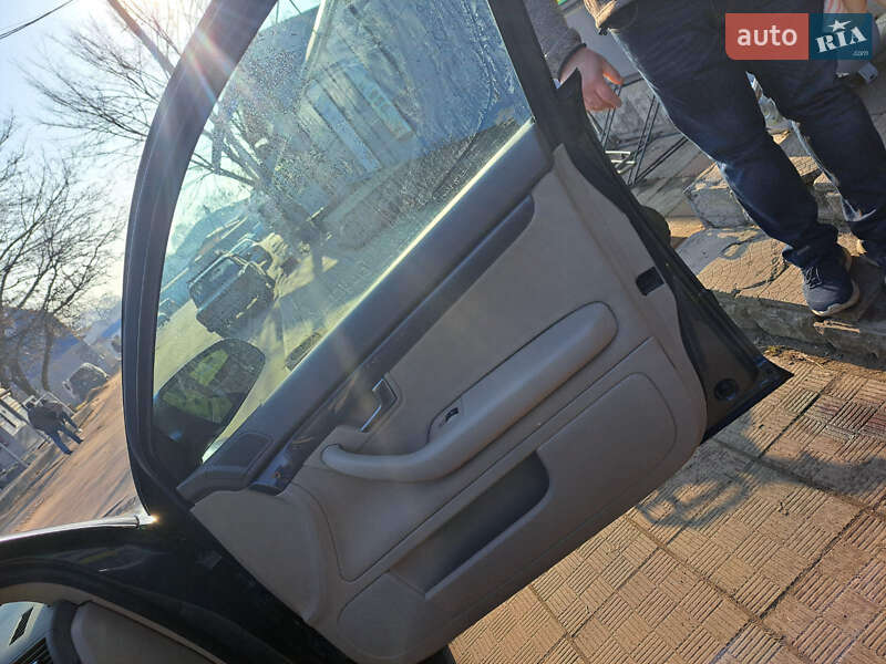 Седан Audi A4 2004 в Лохвице