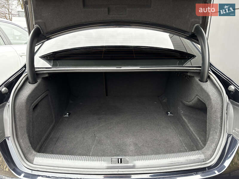 Седан Audi A4 2015 в Стрию