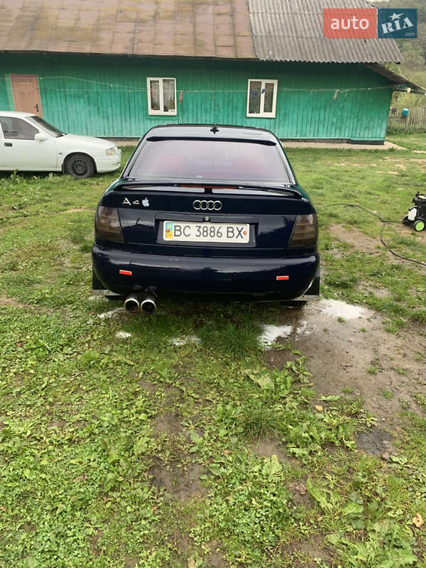 Седан Audi A4 1996 в Стрелках