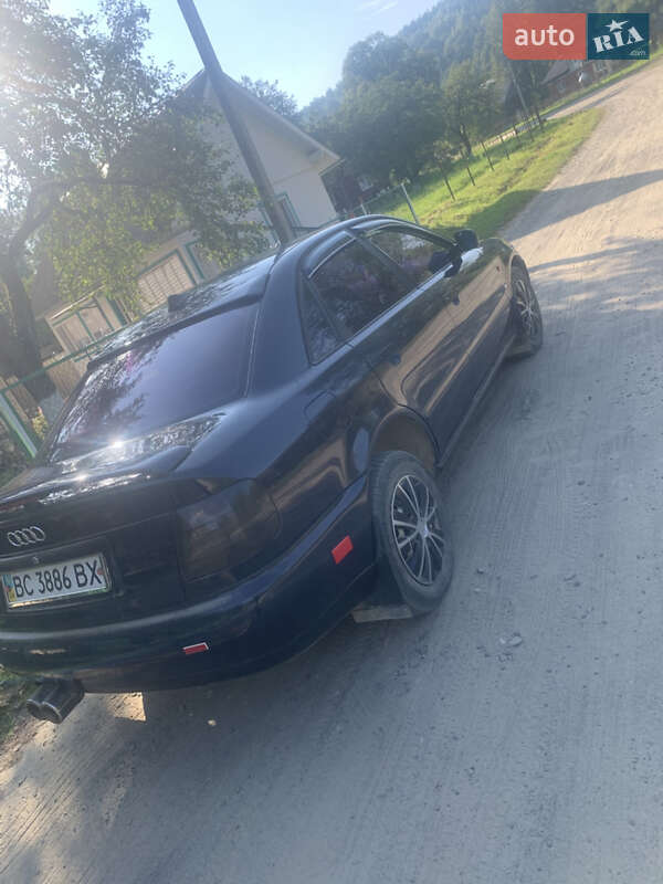 Седан Audi A4 1996 в Стрелках
