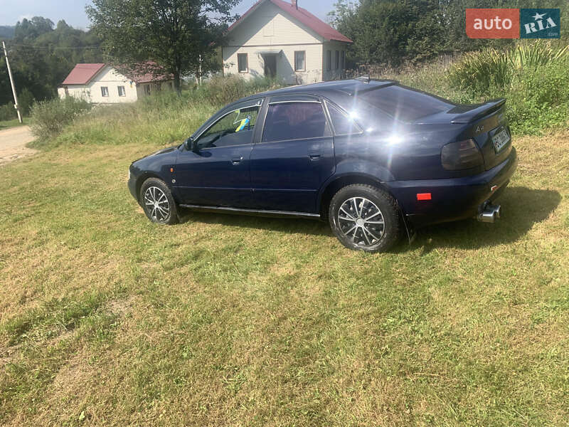 Седан Audi A4 1996 в Стрелках