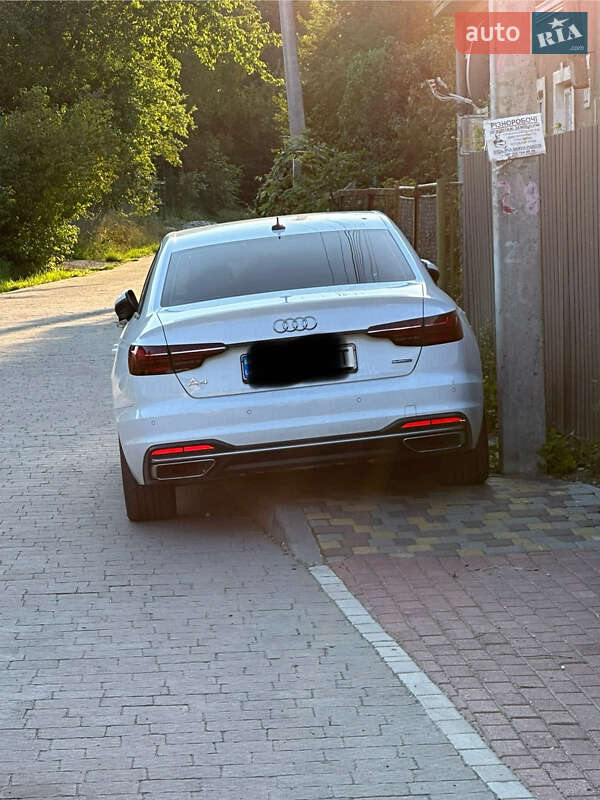 Седан Audi A4 2022 в Львове