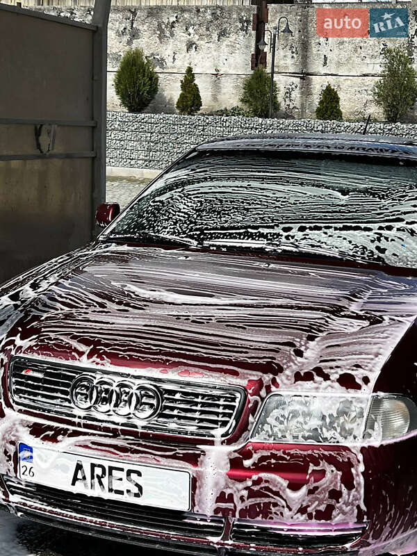 Седан Audi A4 1998 в Кельменцах